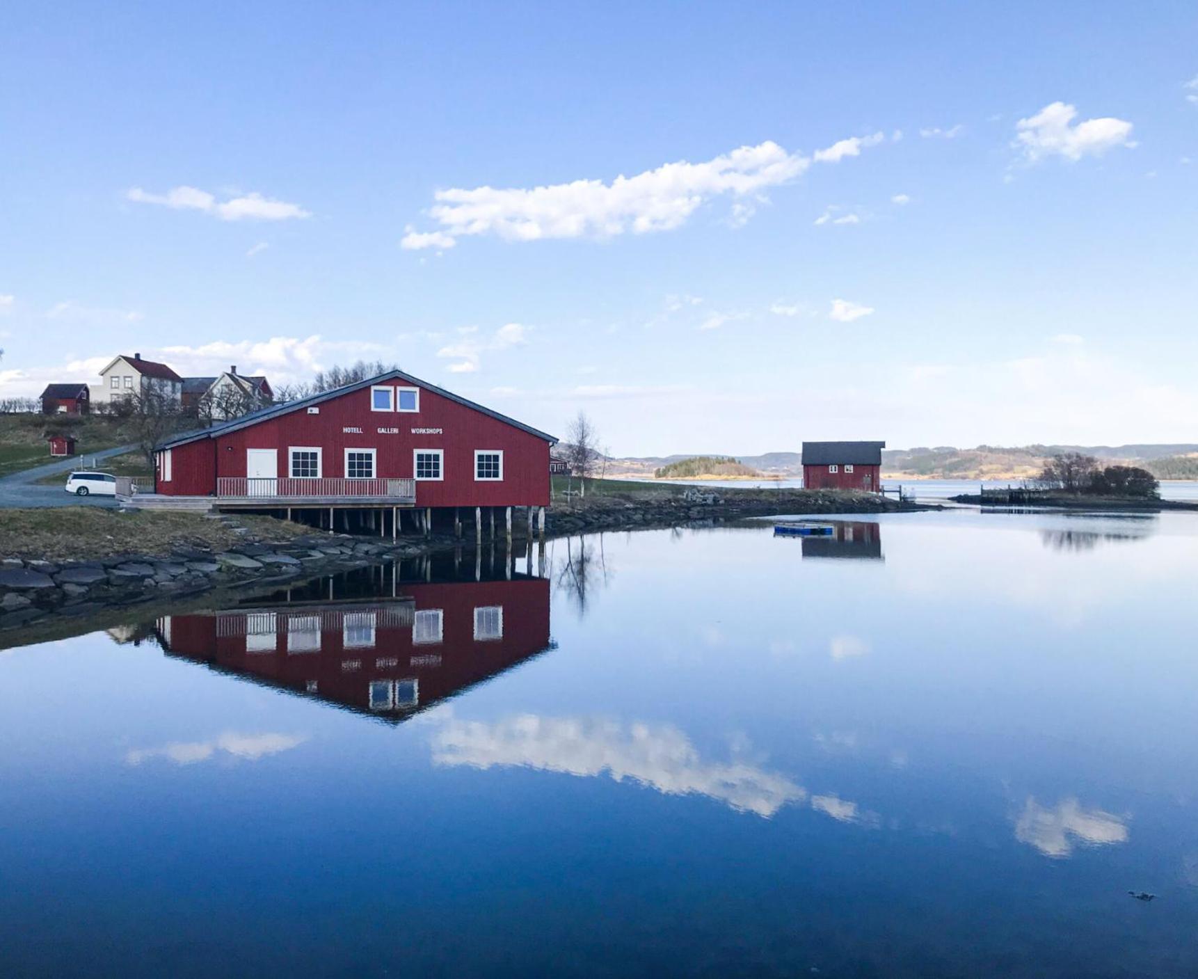 Saga, Et Unikt, Sjarmerende Badehotell Med Fa Rom, Sauna Og Badebrygge - Inderoy Straumen  Exterior foto