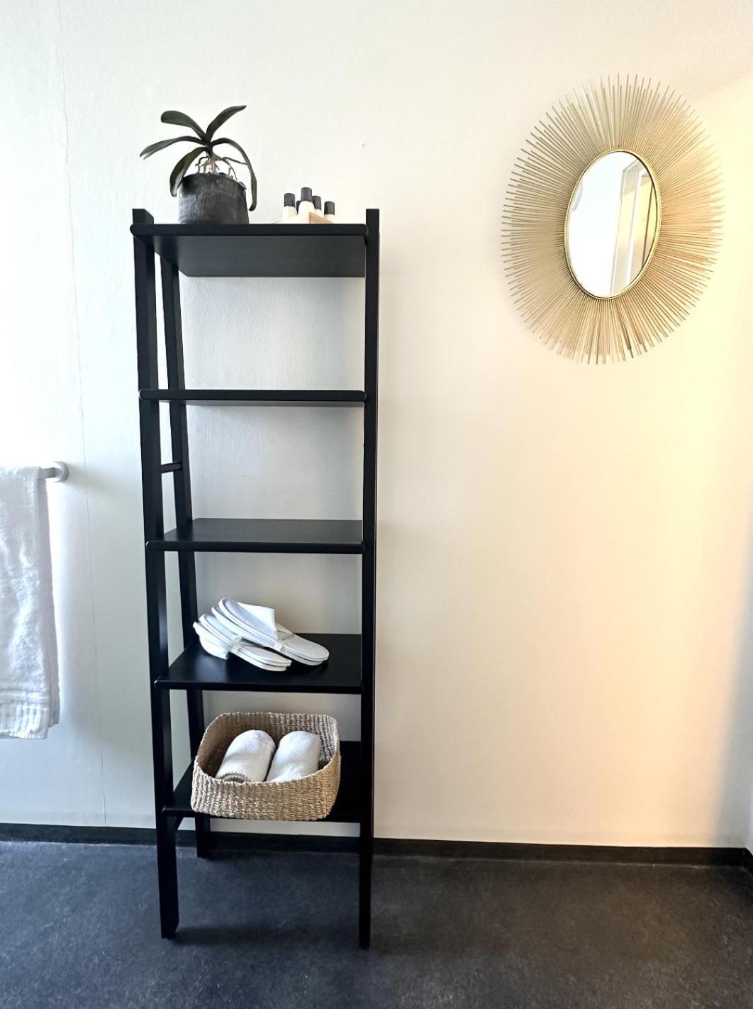 Saga, Et Unikt, Sjarmerende Badehotell Med Fa Rom, Sauna Og Badebrygge - Inderoy Straumen  Exterior foto